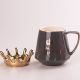 Чашка керамічна Queen of Everything 400мл з кришкою та ложкою Сірий. Изображение №2