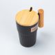 Чашка керамічна з ложкою та бамбуковою кришкою 400 мл Чорна. Изображение №3