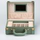 Скринька органайзер для прикрас біжутерії прямокутна 27 х 18.5 х 9 см з дзеркальцем валіза з екошкіри Оливкова. Зображення №4